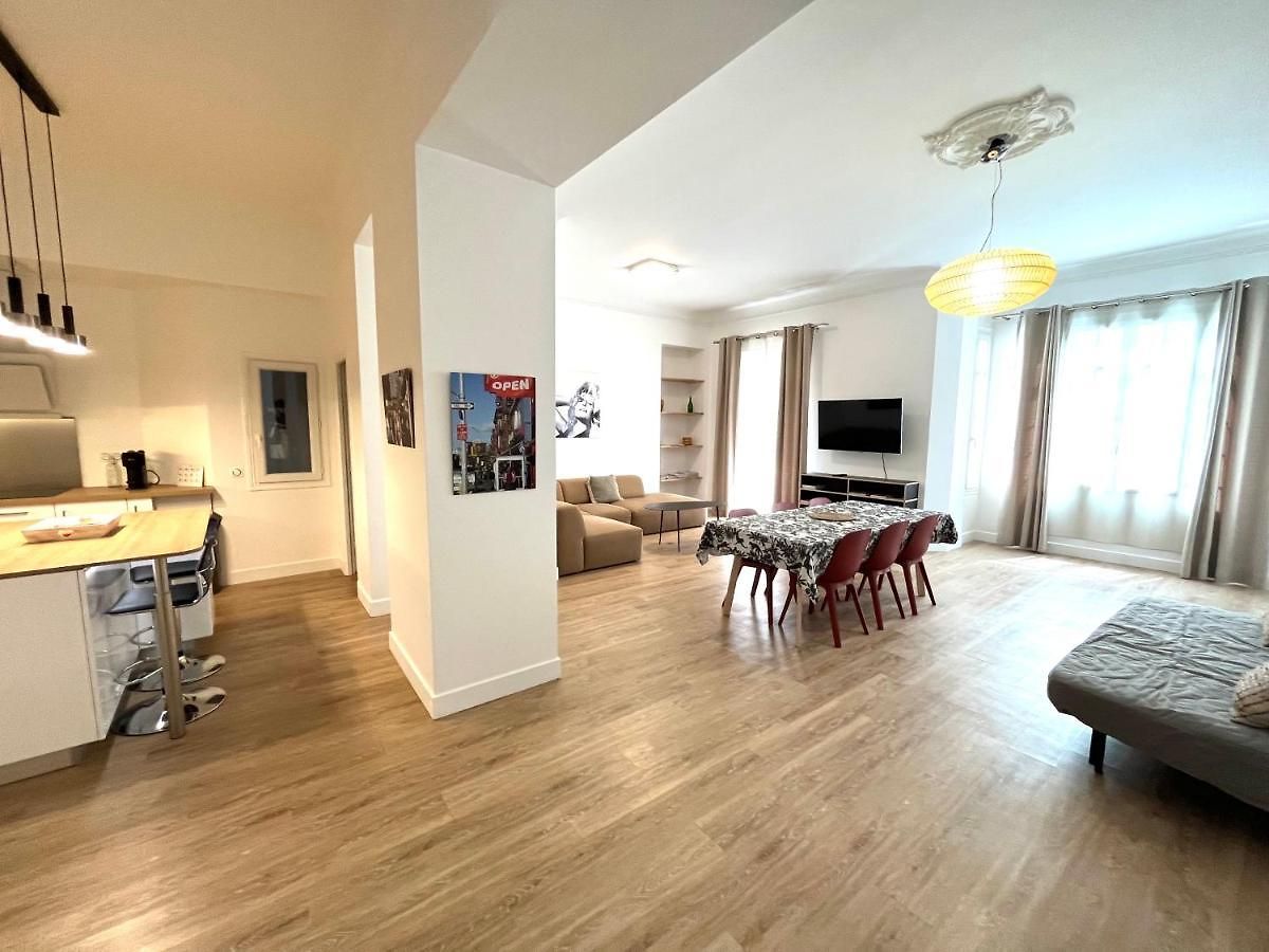 Large Haussmanian In The Heart Of Appartement