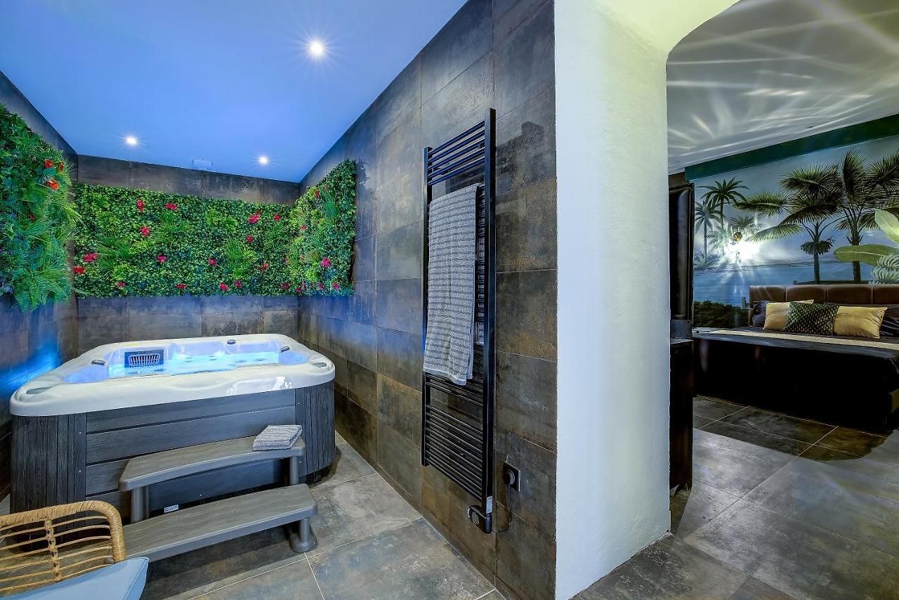 Couette-café Jacuzzi, 3 Min, 4*