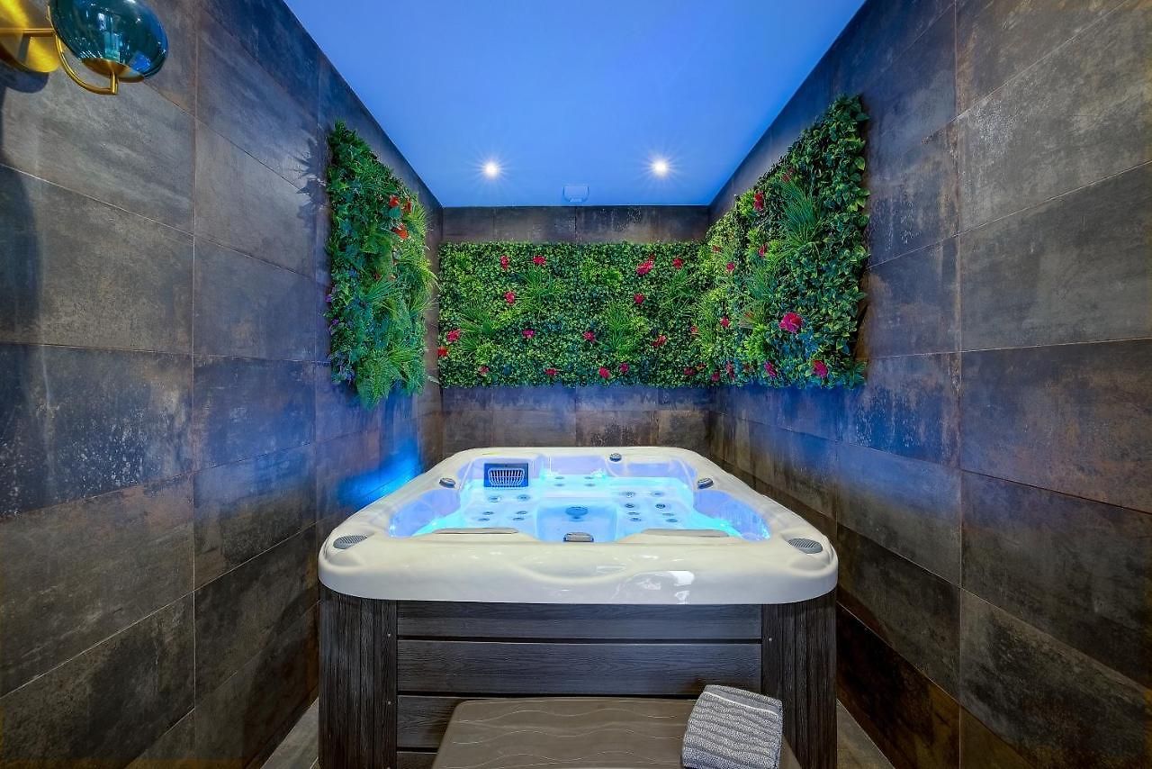 Couette-café Jacuzzi, 3 Min, 4*