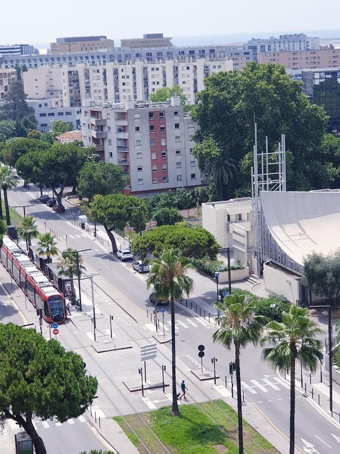 Couette-café Private room near airport 5 min train 3 min&tram on site, beach 7 min, 2 showers&2 toilets , Chambres privatives proche aéroport 5 min train 3 min et tramway sur place, plage 7 min, 2 douches et 2 wc Nice