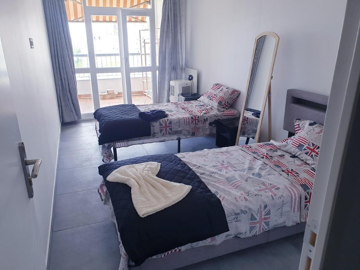 Private room near airport 5 min train 3 min&tram on site, beach 7 min, 2 showers&2 toilets , Chambres privatives proche aéroport 5 min train 3 min et tramway sur place, plage 7 min, 2 douches et 2 wc * Nice