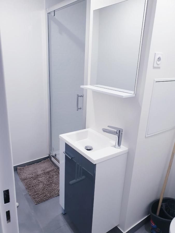 Private room near airport 5 min train 3 min&tram on site, beach 7 min, 2 showers&2 toilets , Chambres privatives proche aéroport 5 min train 3 min et tramway sur place, plage 7 min, 2 douches et 2 wc