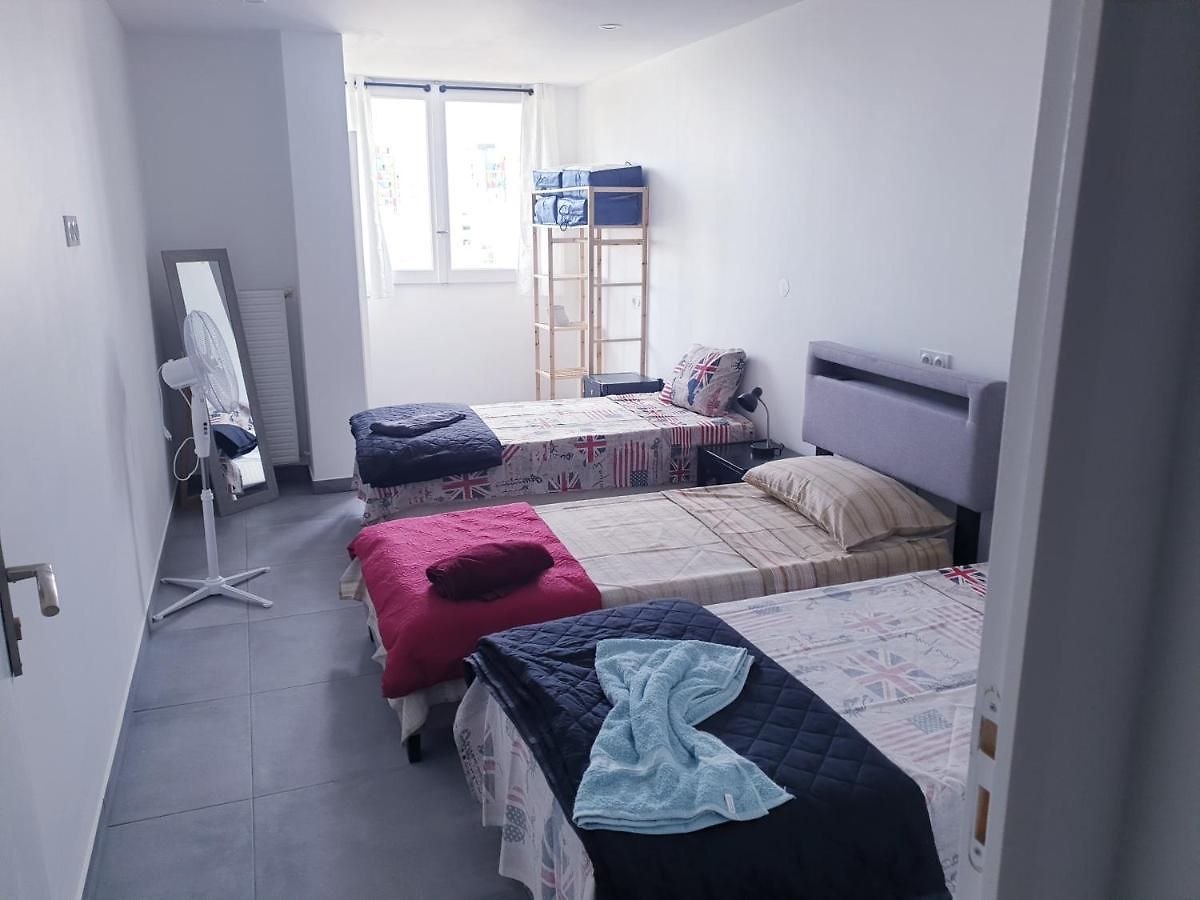 Couette-café Private room near airport 5 min train 3 min&tram on site, beach 7 min, 2 showers&2 toilets , Chambres privatives proche aéroport 5 min train 3 min et tramway sur place, plage 7 min, 2 douches et 2 wc