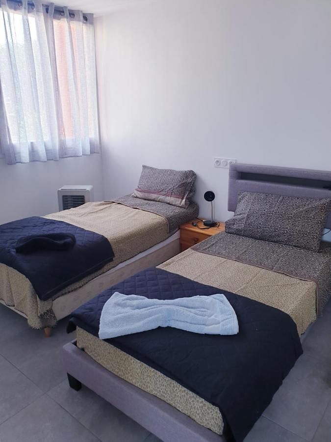 Private room near airport 5 min train 3 min&tram on site, beach 7 min, 2 showers&2 toilets , Chambres privatives proche aéroport 5 min train 3 min et tramway sur place, plage 7 min, 2 douches et 2 wc Couette-café