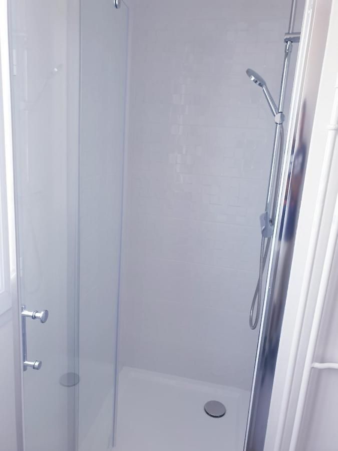 Private room near airport 5 min train 3 min&tram on site, beach 7 min, 2 showers&2 toilets , Chambres privatives proche aéroport 5 min train 3 min et tramway sur place, plage 7 min, 2 douches et 2 wc * Nice