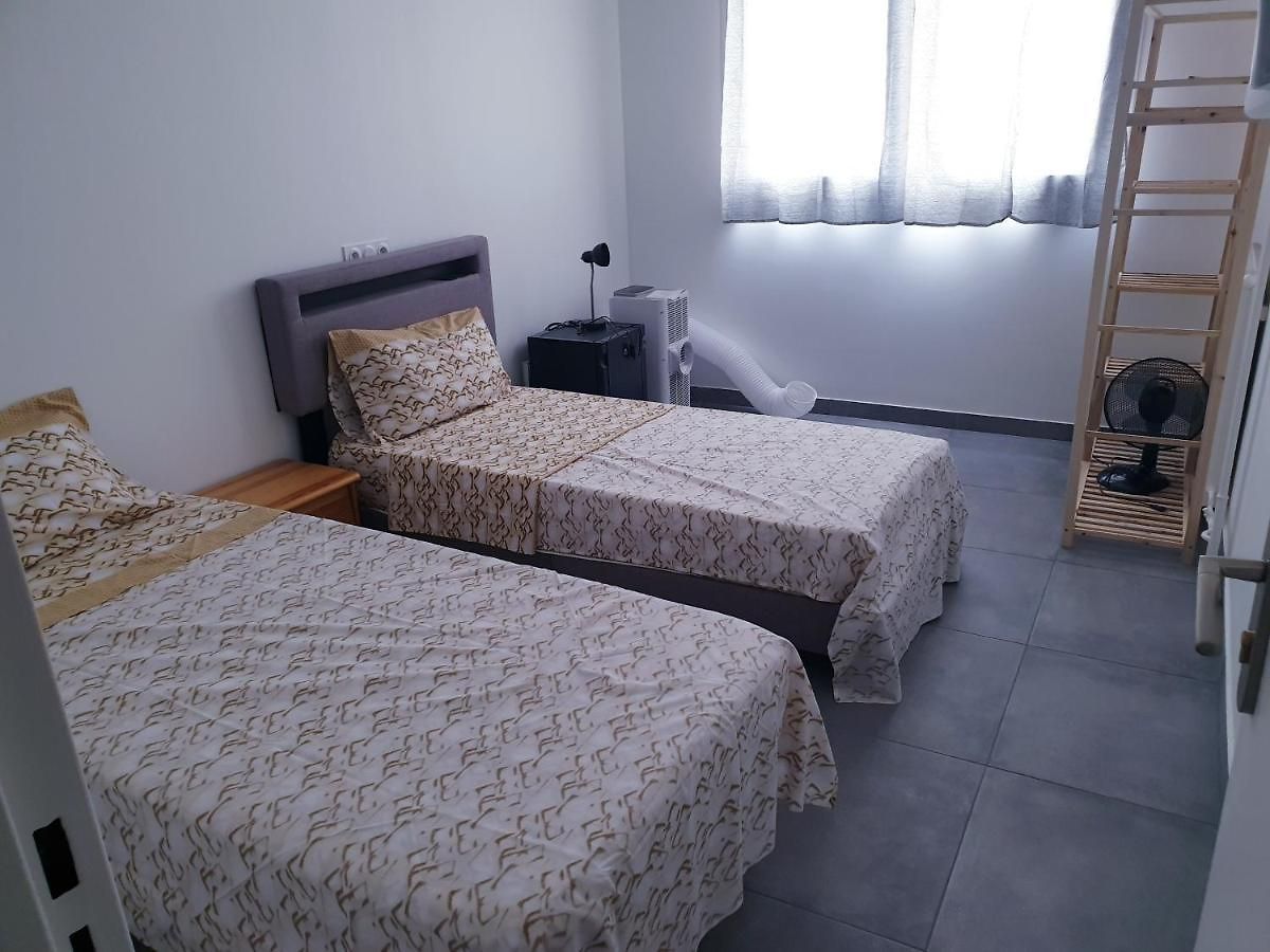 Private room near airport 5 min train 3 min&tram on site, beach 7 min, 2 showers&2 toilets , Chambres privatives proche aéroport 5 min train 3 min et tramway sur place, plage 7 min, 2 douches et 2 wc *