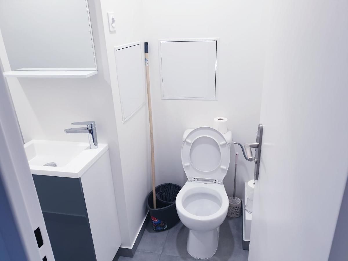Private room near airport 5 min train 3 min&tram on site, beach 7 min, 2 showers&2 toilets , Chambres privatives proche aéroport 5 min train 3 min et tramway sur place, plage 7 min, 2 douches et 2 wc * Nice