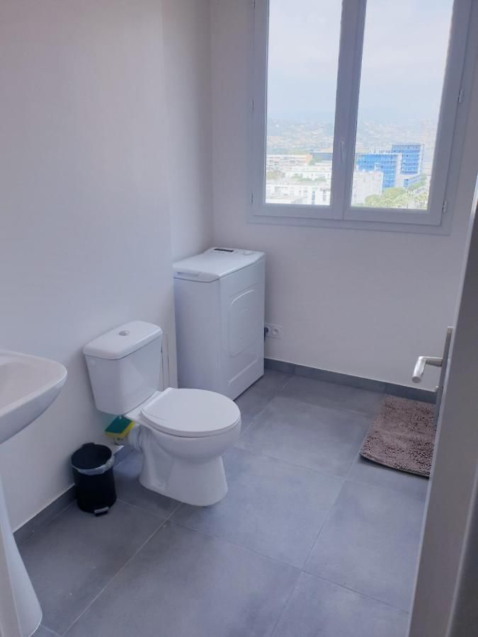 Private room near airport 5 min train 3 min&tram on site, beach 7 min, 2 showers&2 toilets , Chambres privatives proche aéroport 5 min train 3 min et tramway sur place, plage 7 min, 2 douches et 2 wc Nice