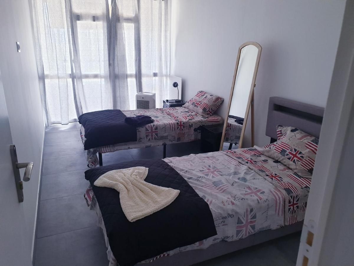 Private room near airport 5 min train 3 min&tram on site, beach 7 min, 2 showers&2 toilets , Chambres privatives proche aéroport 5 min train 3 min et tramway sur place, plage 7 min, 2 douches et 2 wc *