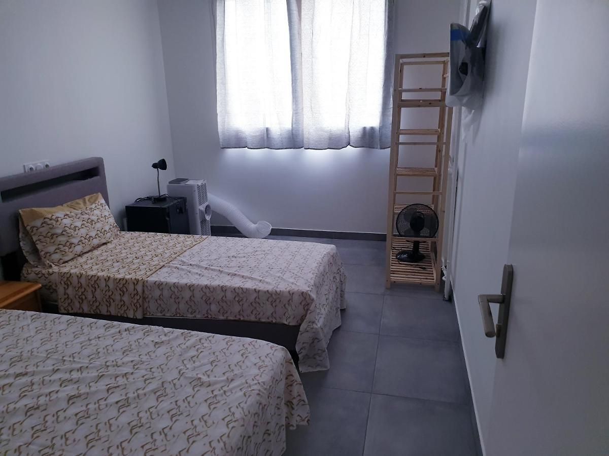 Private room near airport 5 min train 3 min&tram on site, beach 7 min, 2 showers&2 toilets , Chambres privatives proche aéroport 5 min train 3 min et tramway sur place, plage 7 min, 2 douches et 2 wc
