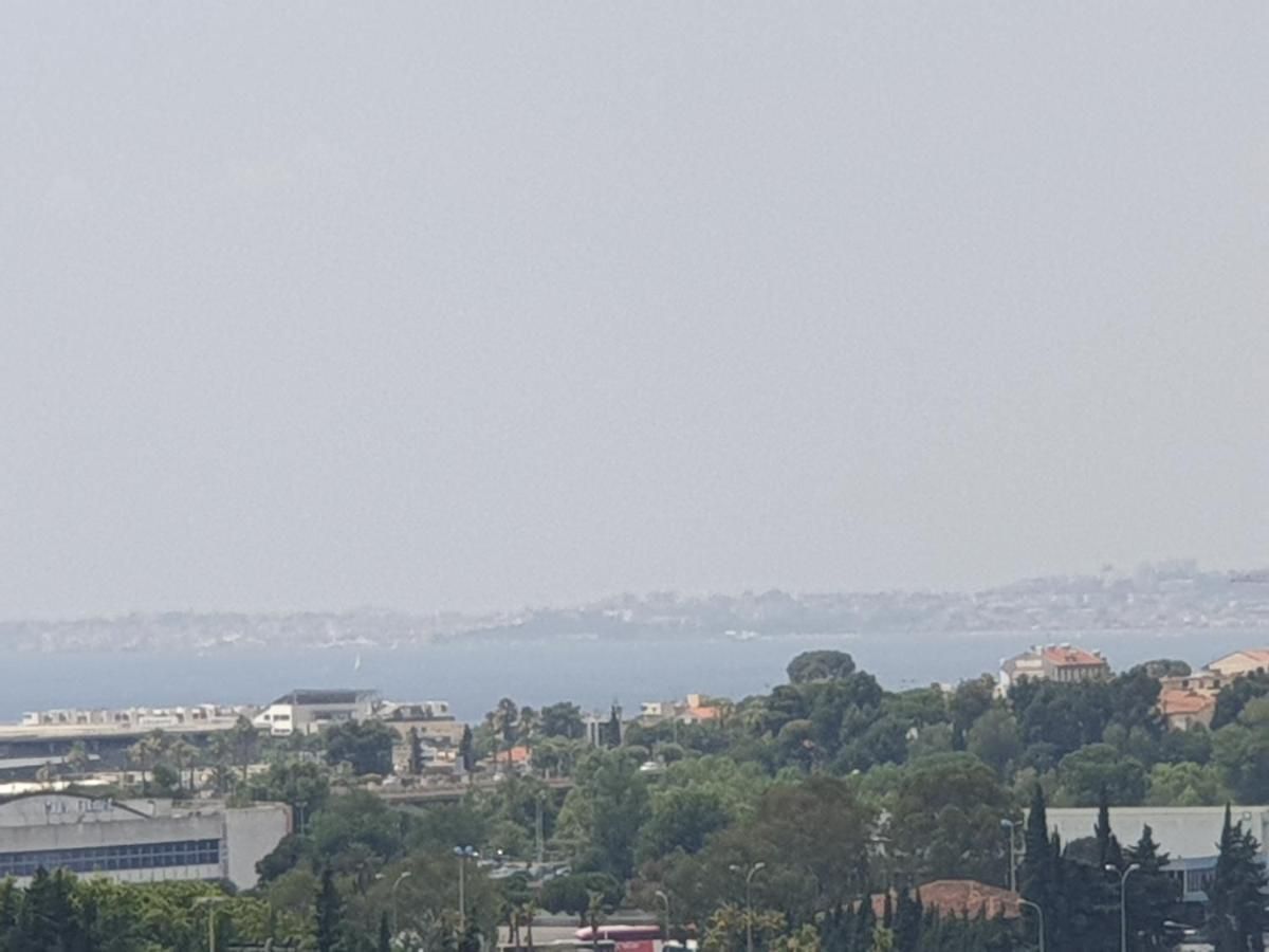 Private room near airport 5 min train 3 min&tram on site, beach 7 min, 2 showers&2 toilets , Chambres privatives proche aéroport 5 min train 3 min et tramway sur place, plage 7 min, 2 douches et 2 wc *