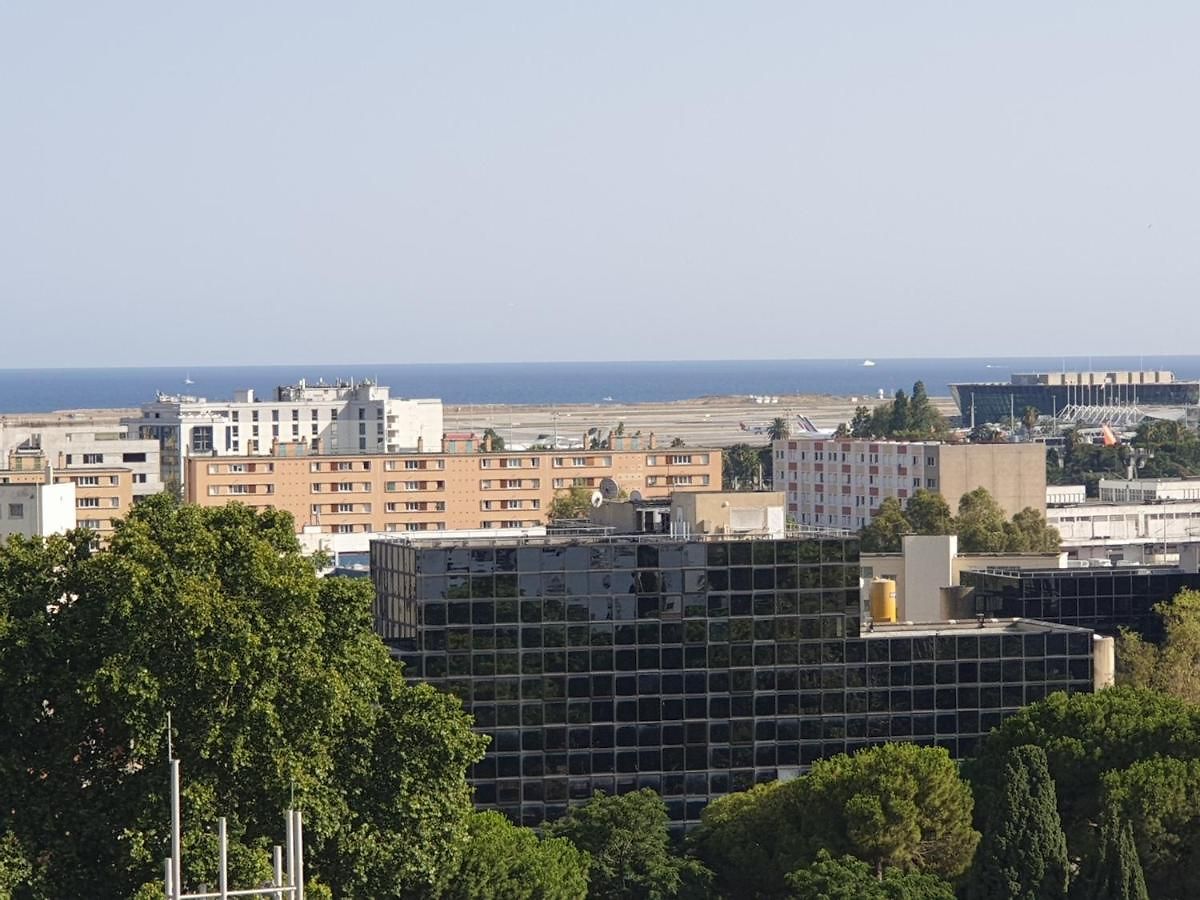 Private room near airport 5 min train 3 min&tram on site, beach 7 min, 2 showers&2 toilets , Chambres privatives proche aéroport 5 min train 3 min et tramway sur place, plage 7 min, 2 douches et 2 wc Couette-café *