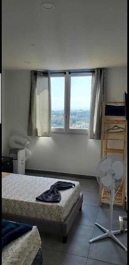 Private room near airport 5 min train 3 min&tram on site, beach 7 min, 2 showers&2 toilets , Chambres privatives proche aéroport 5 min train 3 min et tramway sur place, plage 7 min, 2 douches et 2 wc Couette-café Nice
