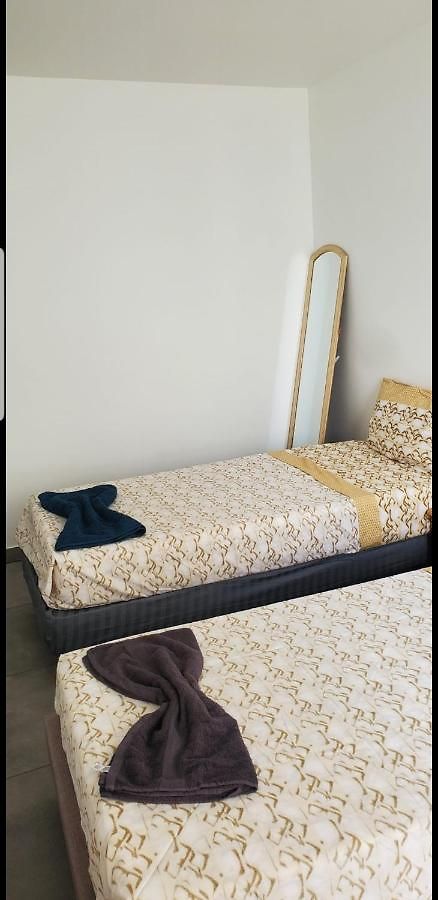 Private room near airport 5 min train 3 min&tram on site, beach 7 min, 2 showers&2 toilets , Chambres privatives proche aéroport 5 min train 3 min et tramway sur place, plage 7 min, 2 douches et 2 wc *