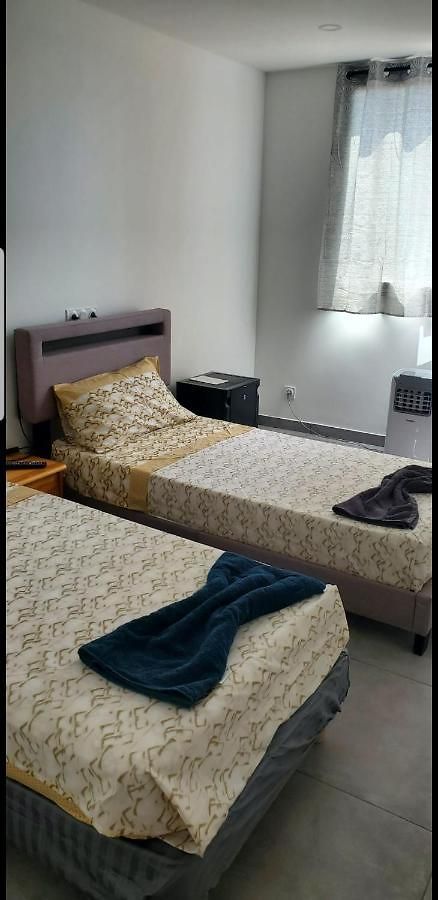 Private room near airport 5 min train 3 min&tram on site, beach 7 min, 2 showers&2 toilets , Chambres privatives proche aéroport 5 min train 3 min et tramway sur place, plage 7 min, 2 douches et 2 wc