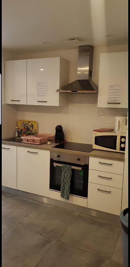Private room near airport 5 min train 3 min&tram on site, beach 7 min, 2 showers&2 toilets , Chambres privatives proche aéroport 5 min train 3 min et tramway sur place, plage 7 min, 2 douches et 2 wc Nice