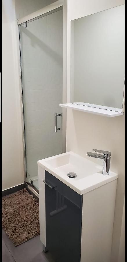Private room near airport 5 min train 3 min&tram on site, beach 7 min, 2 showers&2 toilets , Chambres privatives proche aéroport 5 min train 3 min et tramway sur place, plage 7 min, 2 douches et 2 wc Couette-café Nice