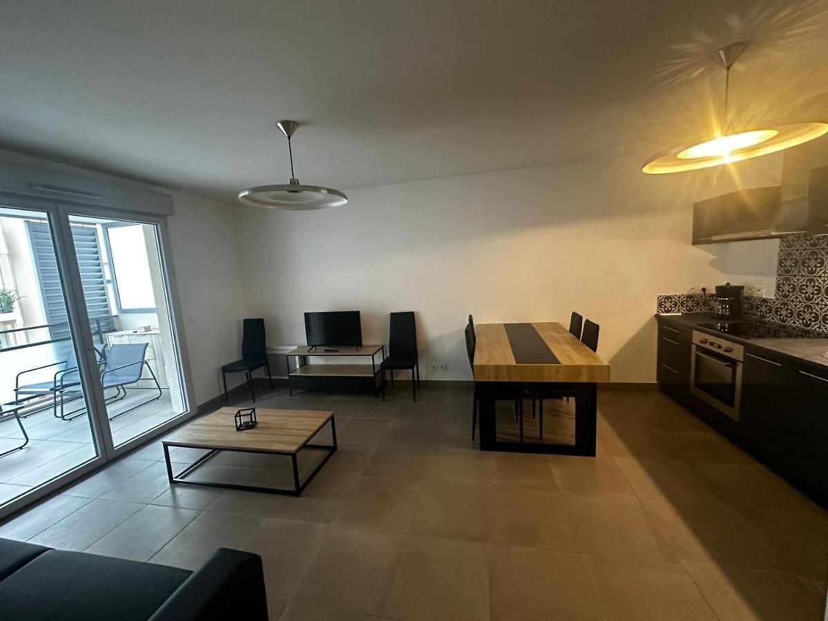 Appartement Superbe Terrasse 2p à 5 Min à Pied Du Vieux Nice, Du Port Et Du Tram *