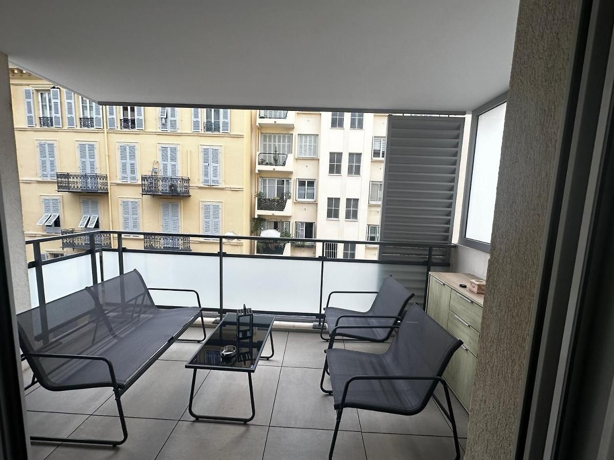 Superbe Terrasse 2p à 5 Min à Pied Du Vieux Nice, Du Port Et Du Tram *