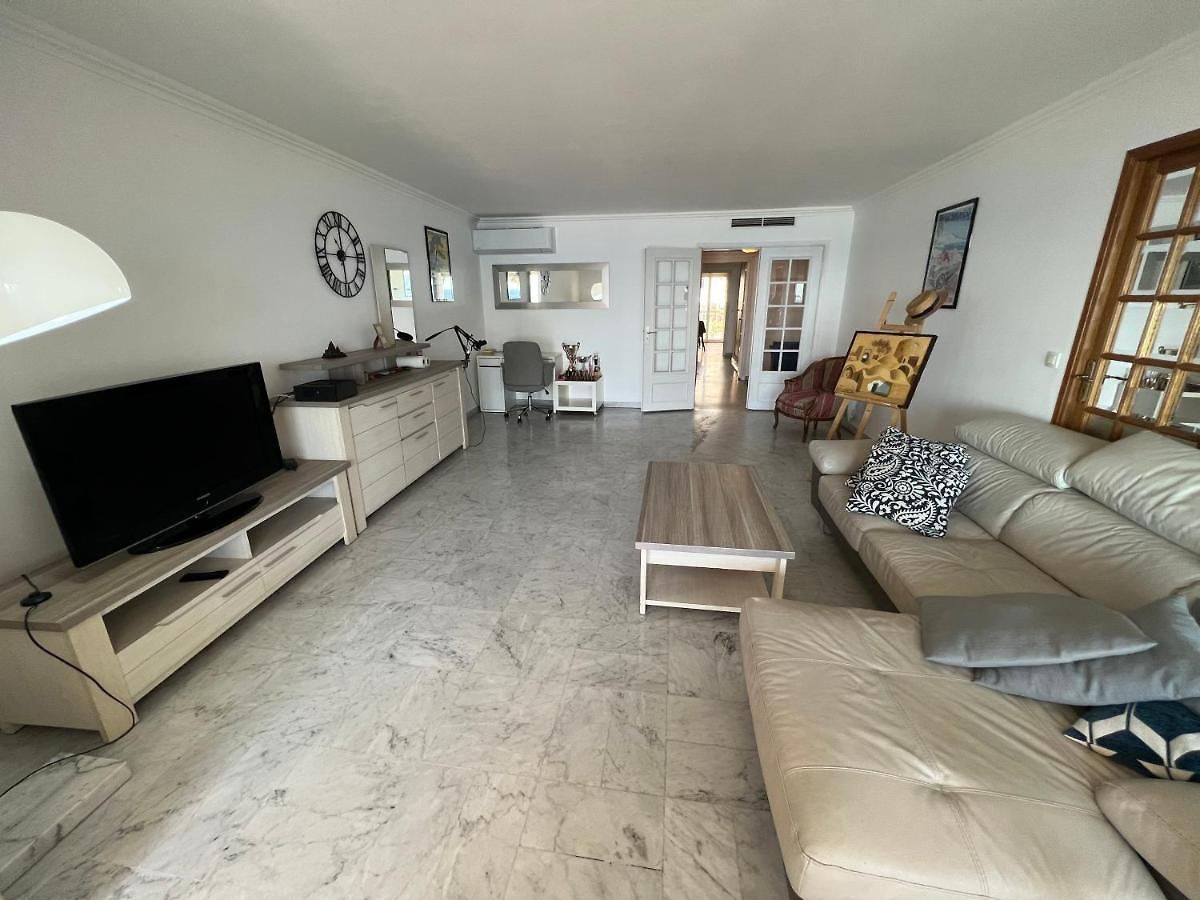 Appartement Beachfront And Sea View Entire 2 Crossing With Parking 4 Beds Two Double Bed And 2 Single Bed With 2 Sea View Balconies In Promenade Des Anglais Street 2 Bathroom 3 Wc With 40 Meters From The Beach With Perfect Air Conditioner Cooler Nice