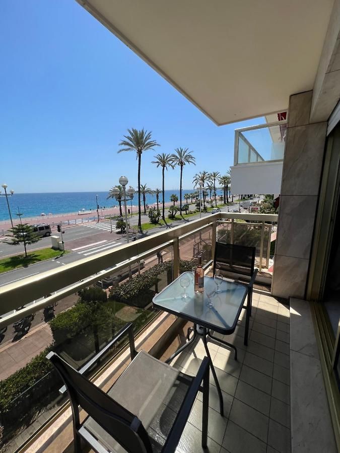 Beachfront And Sea View Entire 2 Crossing With Parking 4 Beds Two Double Bed And 2 Single Bed With 2 Sea View Balconies In Promenade Des Anglais Street 2 Bathroom 3 Wc With 40 Meters From The Beach With Perfect Air Conditioner Cooler Appartement *