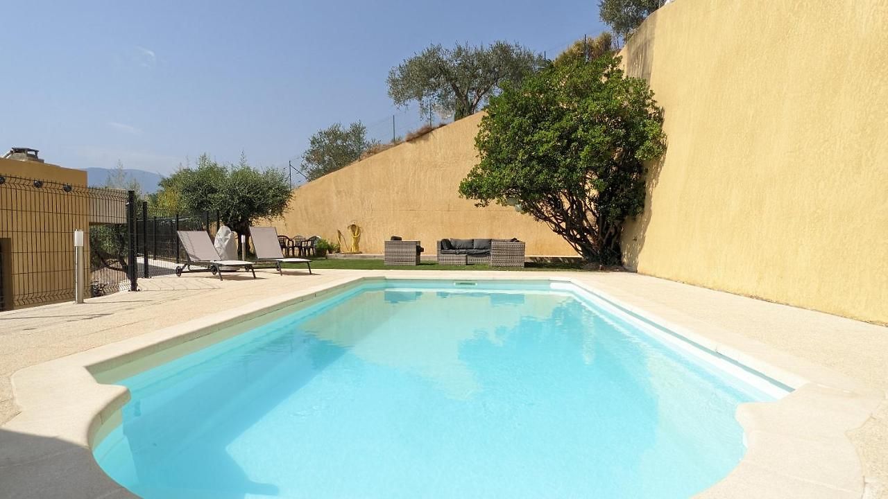 3 Pieces Dans Avec Piscine Nice