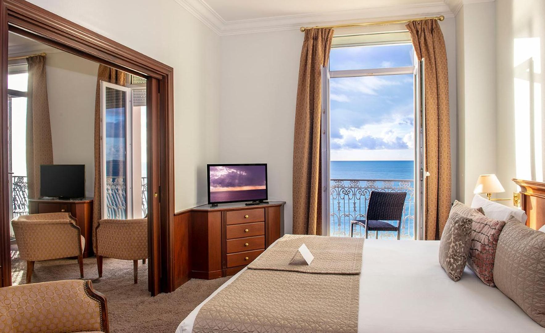West End Promenade Hotel