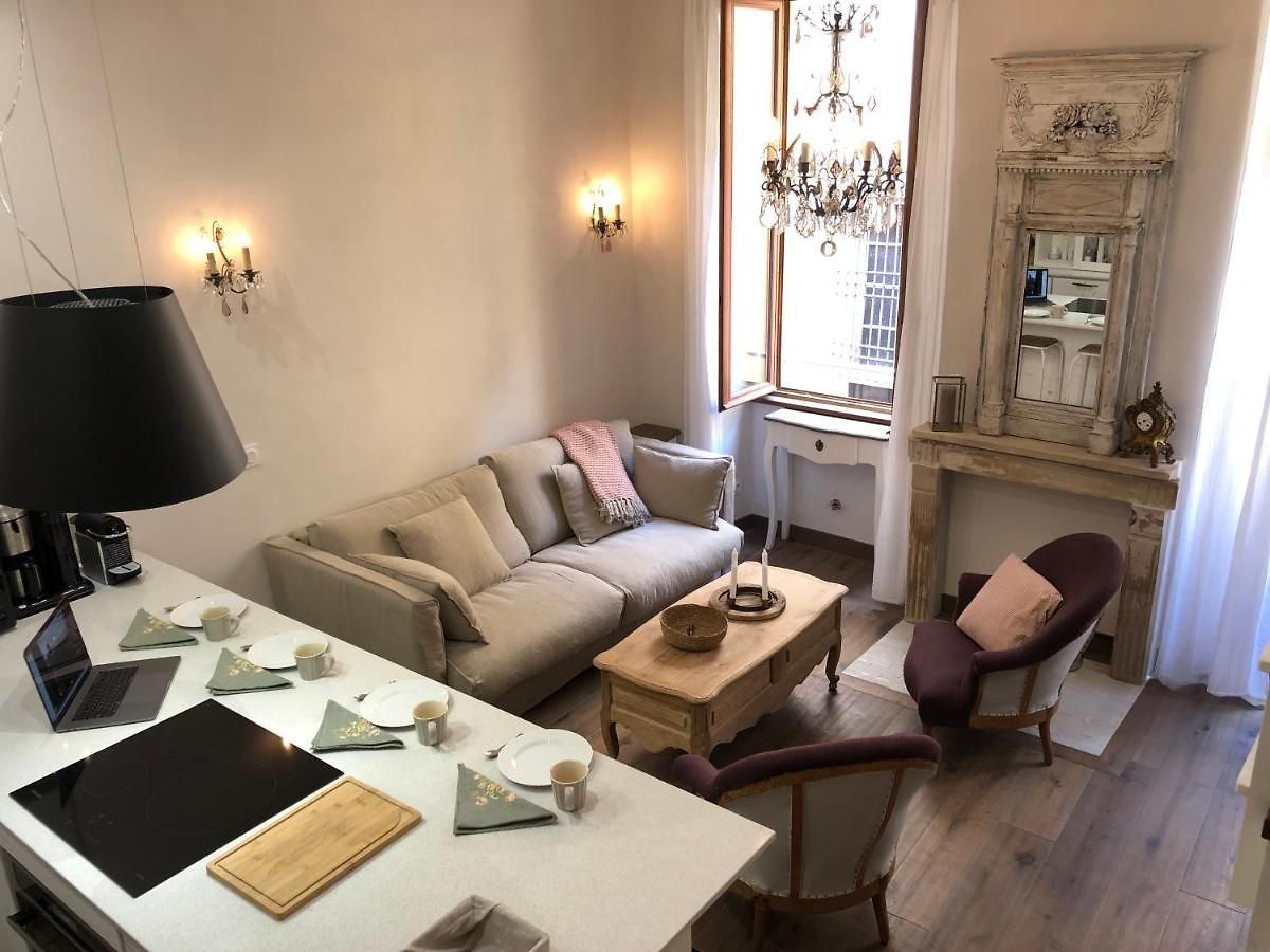 Petit Palace In Old Apartment *