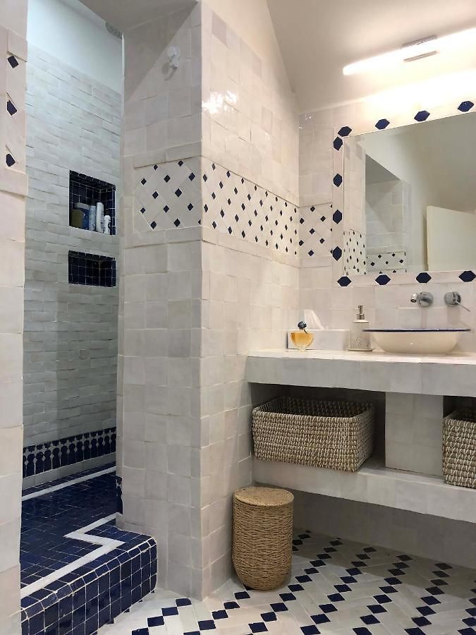 Petit Palace In Old Apartment *
