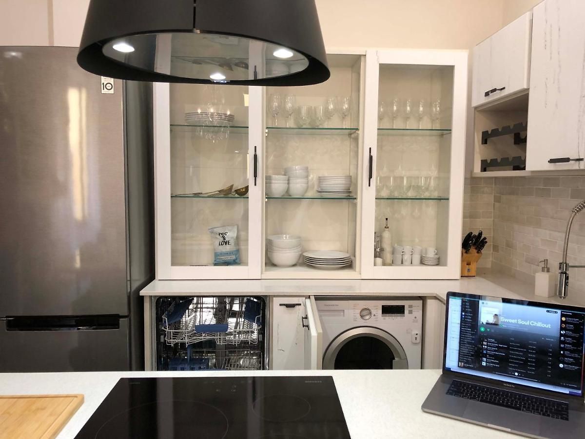 Petit Palace In Old Apartment