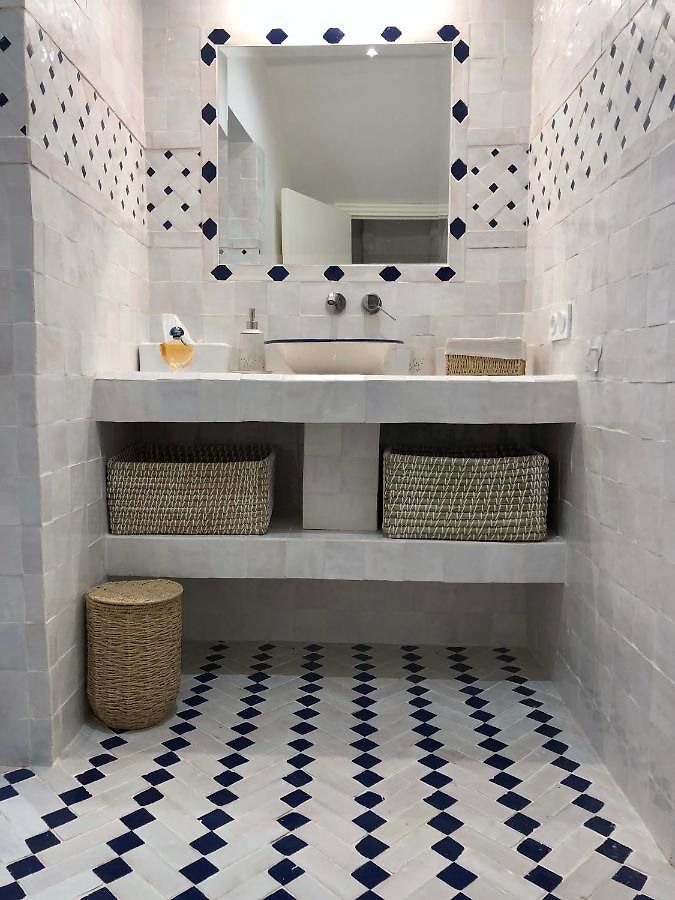 Petit Palace In Old Apartment *
