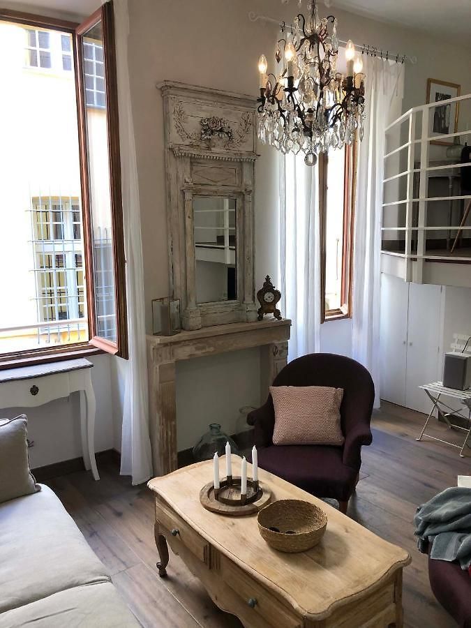 Petit Palace In Old Apartment