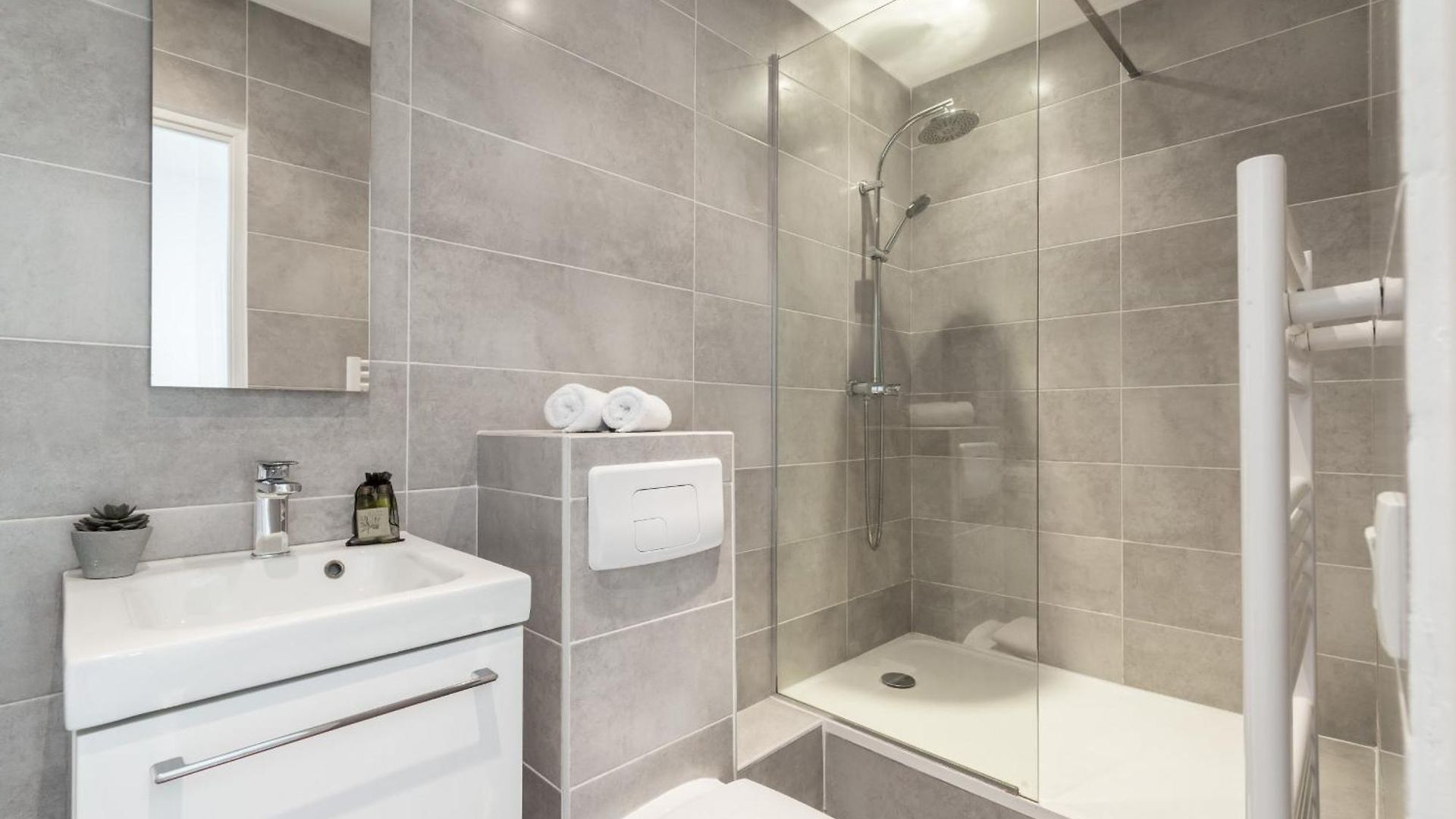 Magenta Square 1 Bdr With Ac