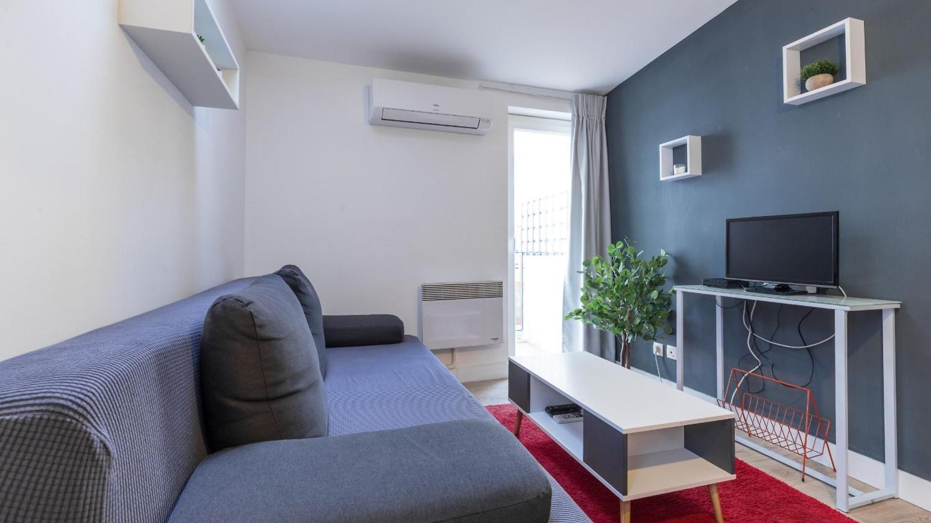 Magenta Square 1 Bdr With Ac Nice