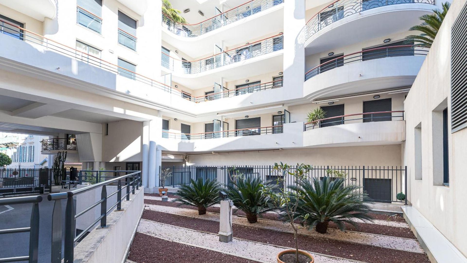 1 Bedroom Downtown Carré D'or With Garage Appartement Nice
