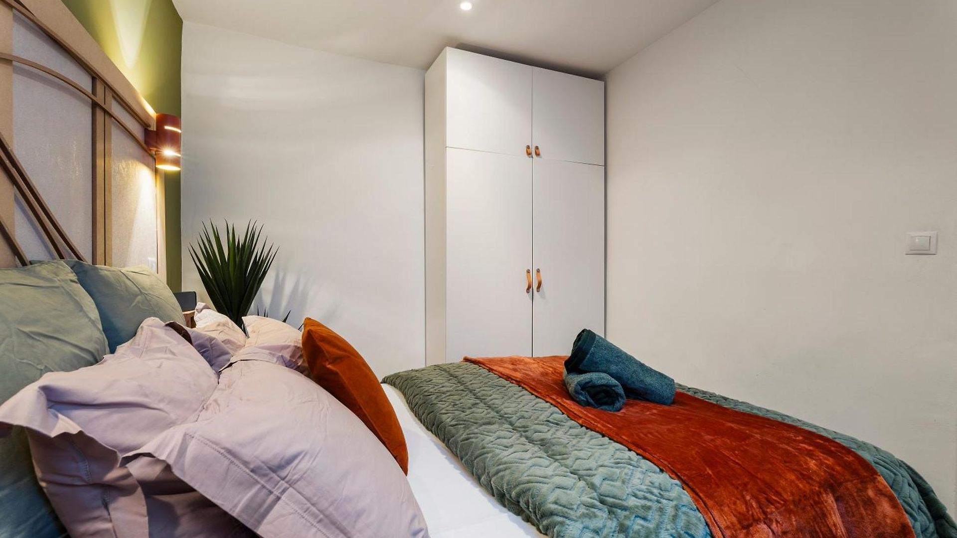 Renting - 9b Massena - Chic Escape In The Heart Of Comfort & Charm ! Apartment