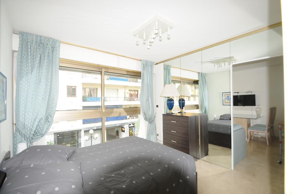 Centre Promenade Golden Square Terrace 1 Min Walk To The Beach Ac Apartment Nice