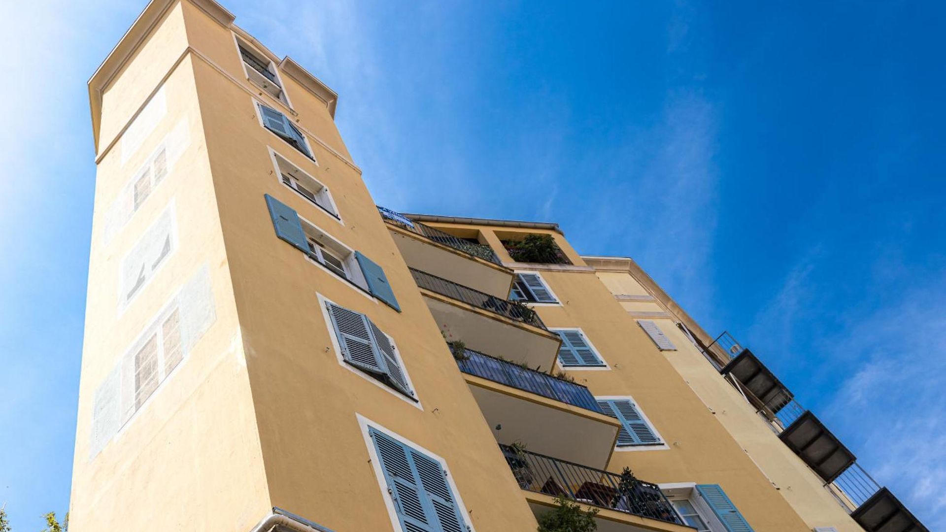 2 Bdrs & Parking In The Old Town ! Appartement *