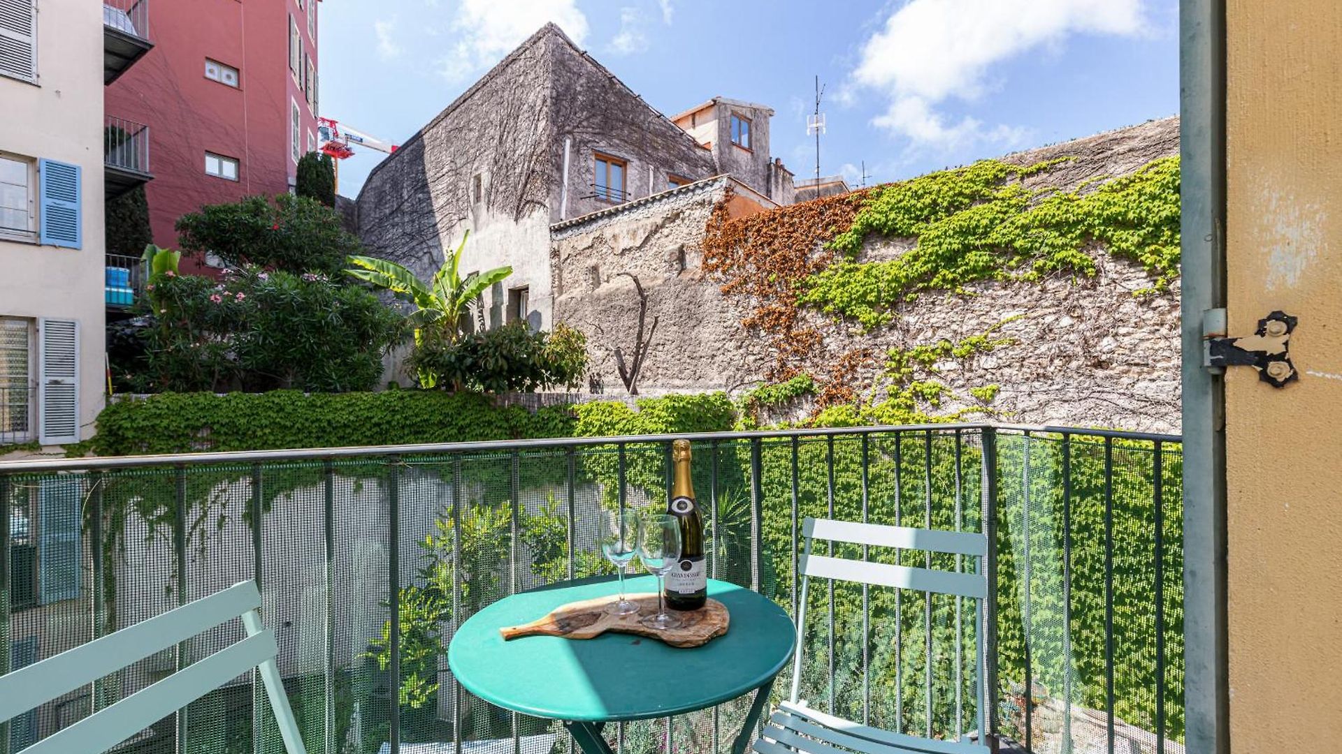 2 Bdrs & Parking In The Old Town ! Appartement Nice