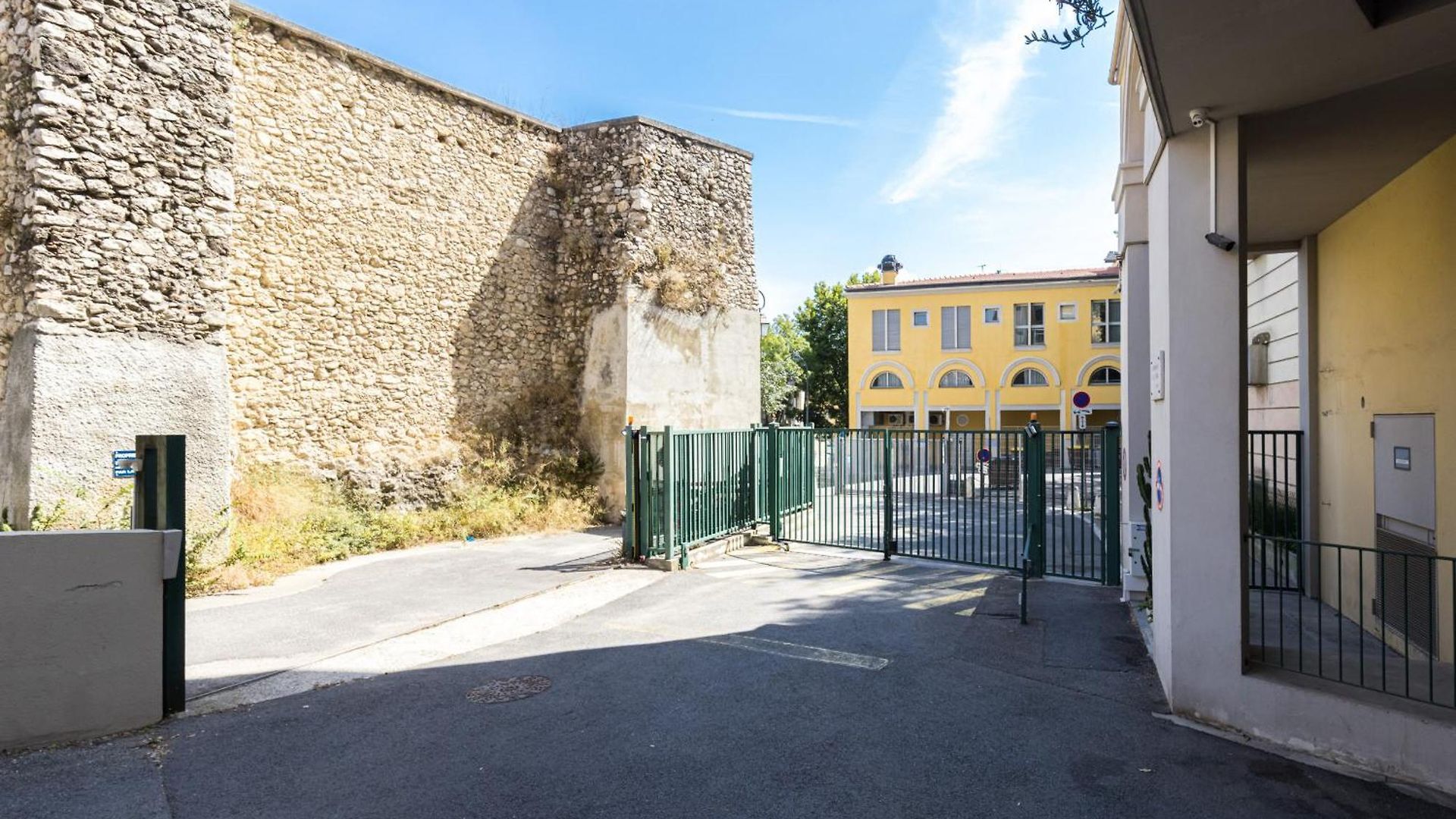 2 Bdrs & Parking In The Old Town ! *