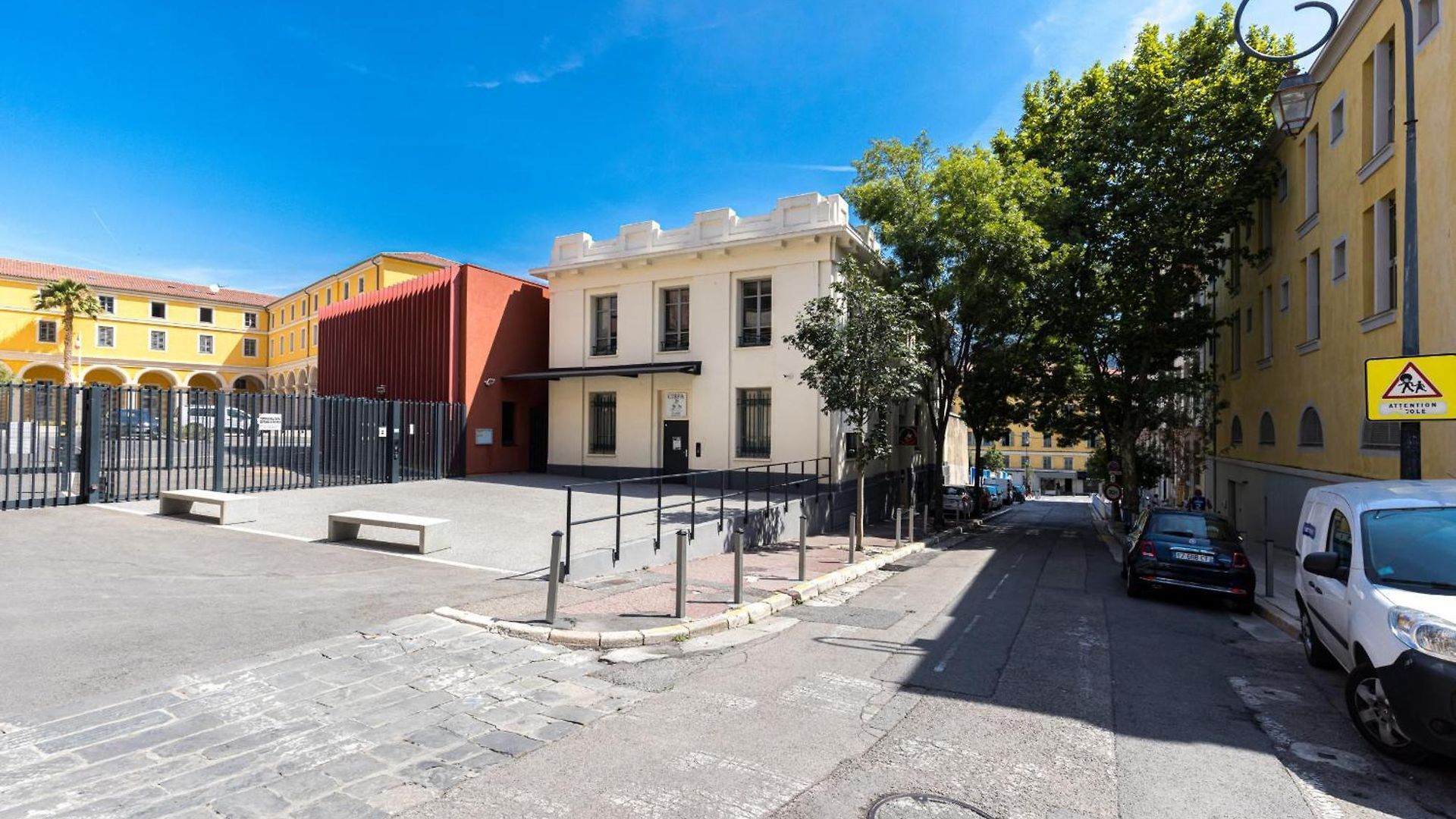 2 Bdrs & Parking In The Old Town !