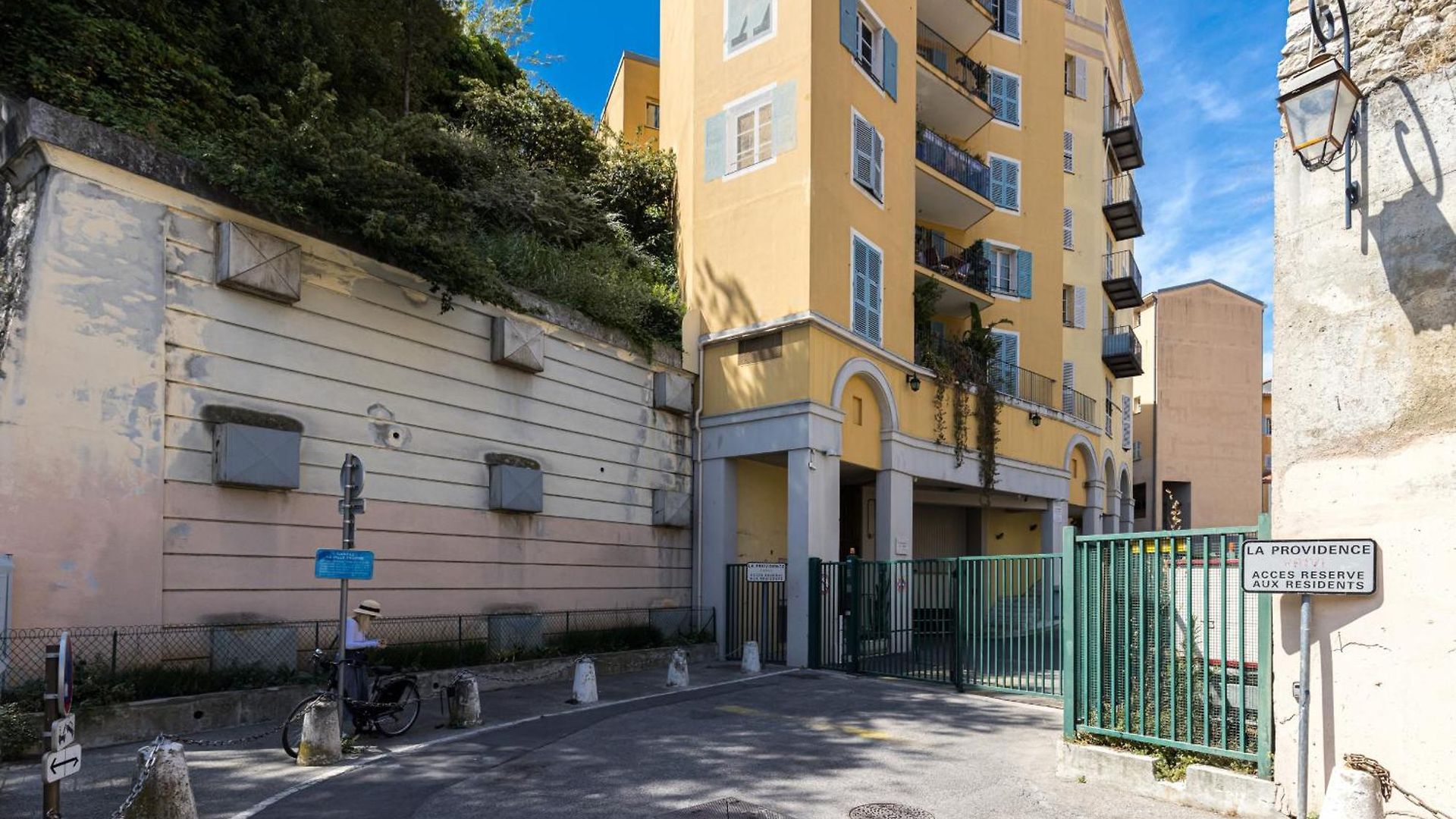 2 Bdrs & Parking In The Old Town ! Appartement