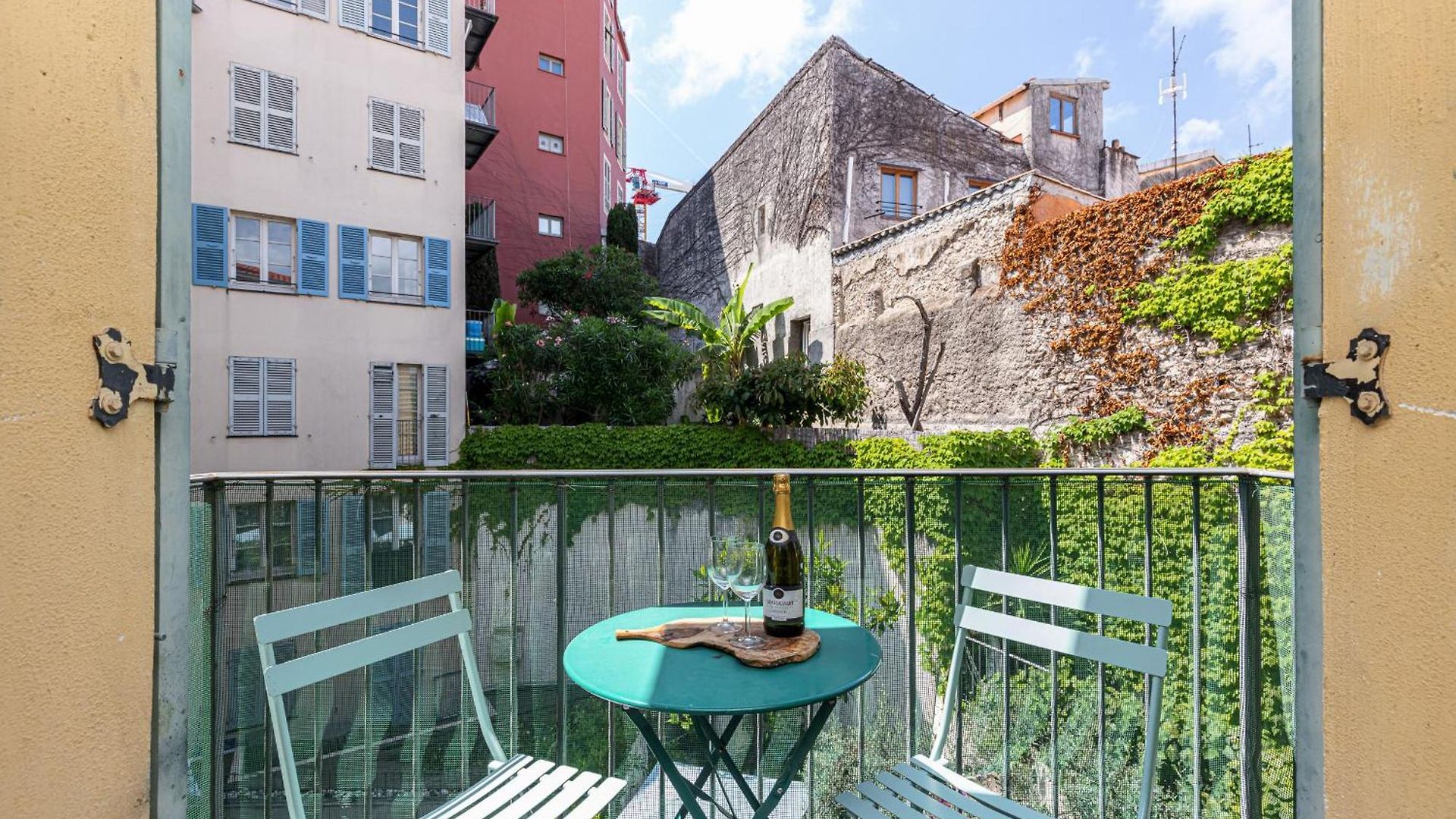 2 Bdrs & Parking In The Old Town ! Appartement *