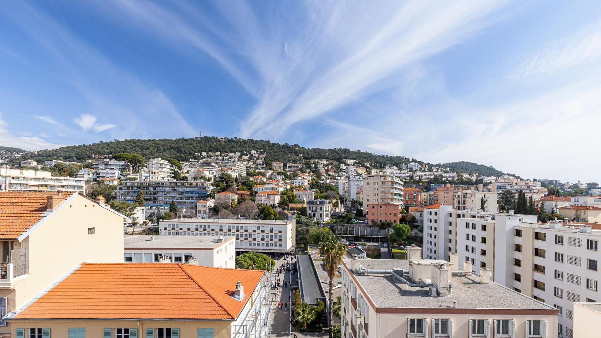 Apartment Extraordinary View On Port And Castle Hill - 1 Bdr & Parking *