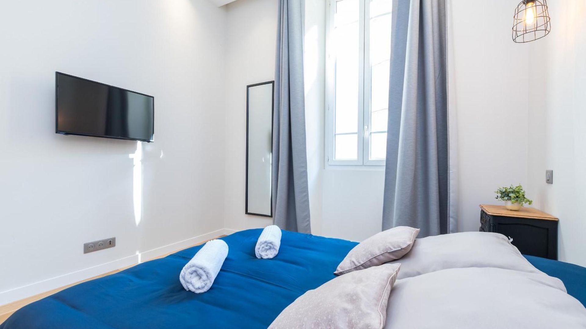 Apartment Brand New 1 Bdr Place Du Pin