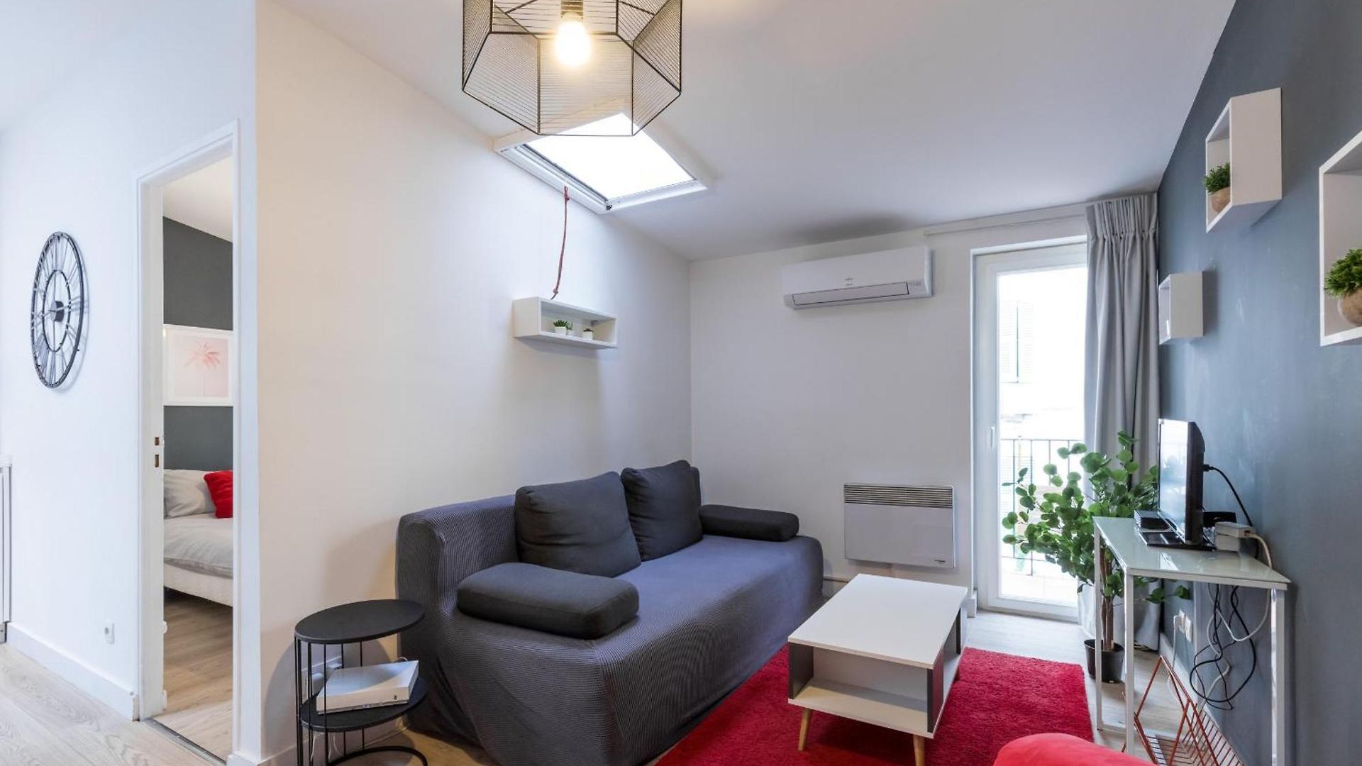 Magenta Square 1 Bdr With Ac