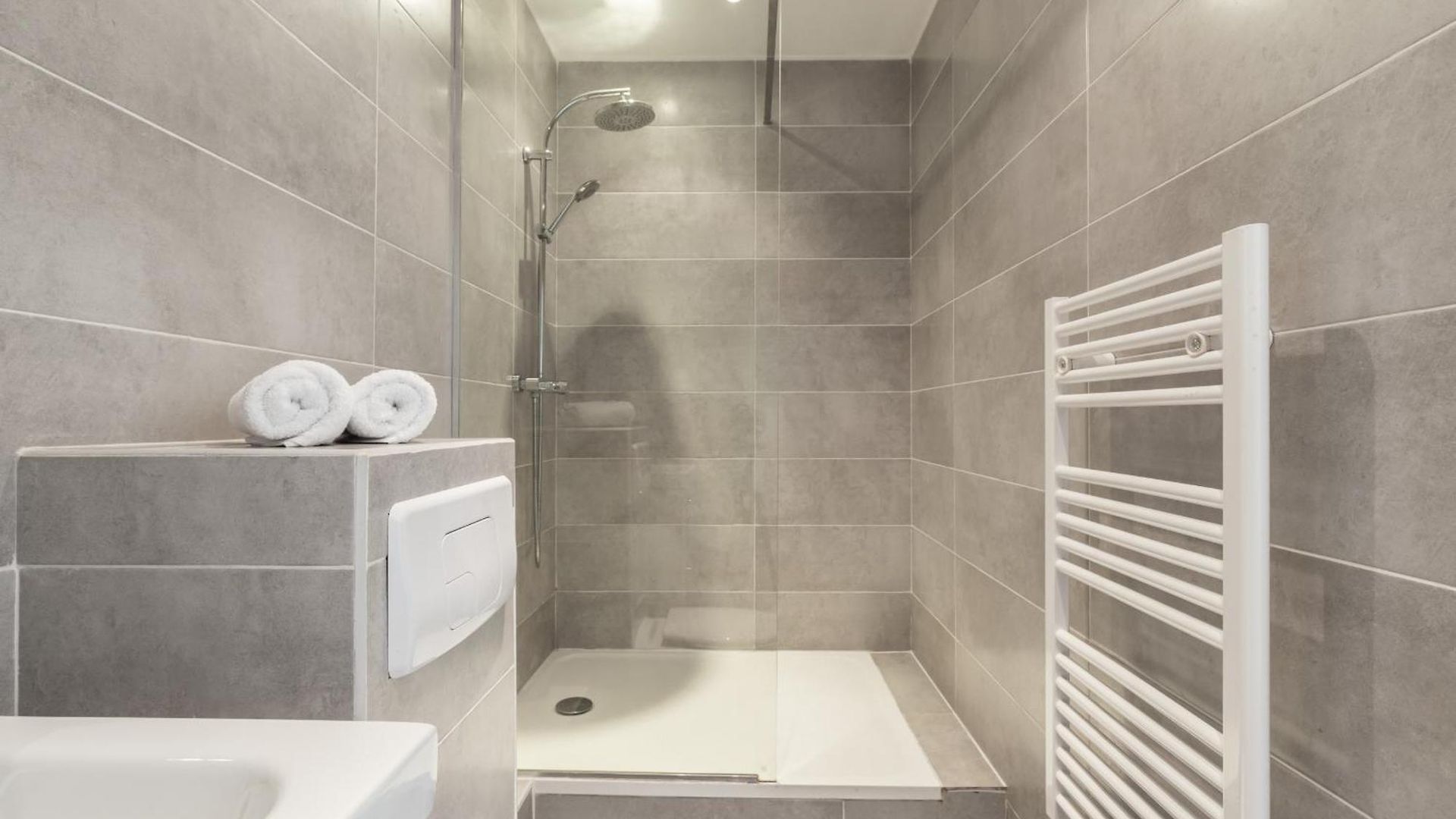 Magenta Square 1 Bdr With Ac Nice