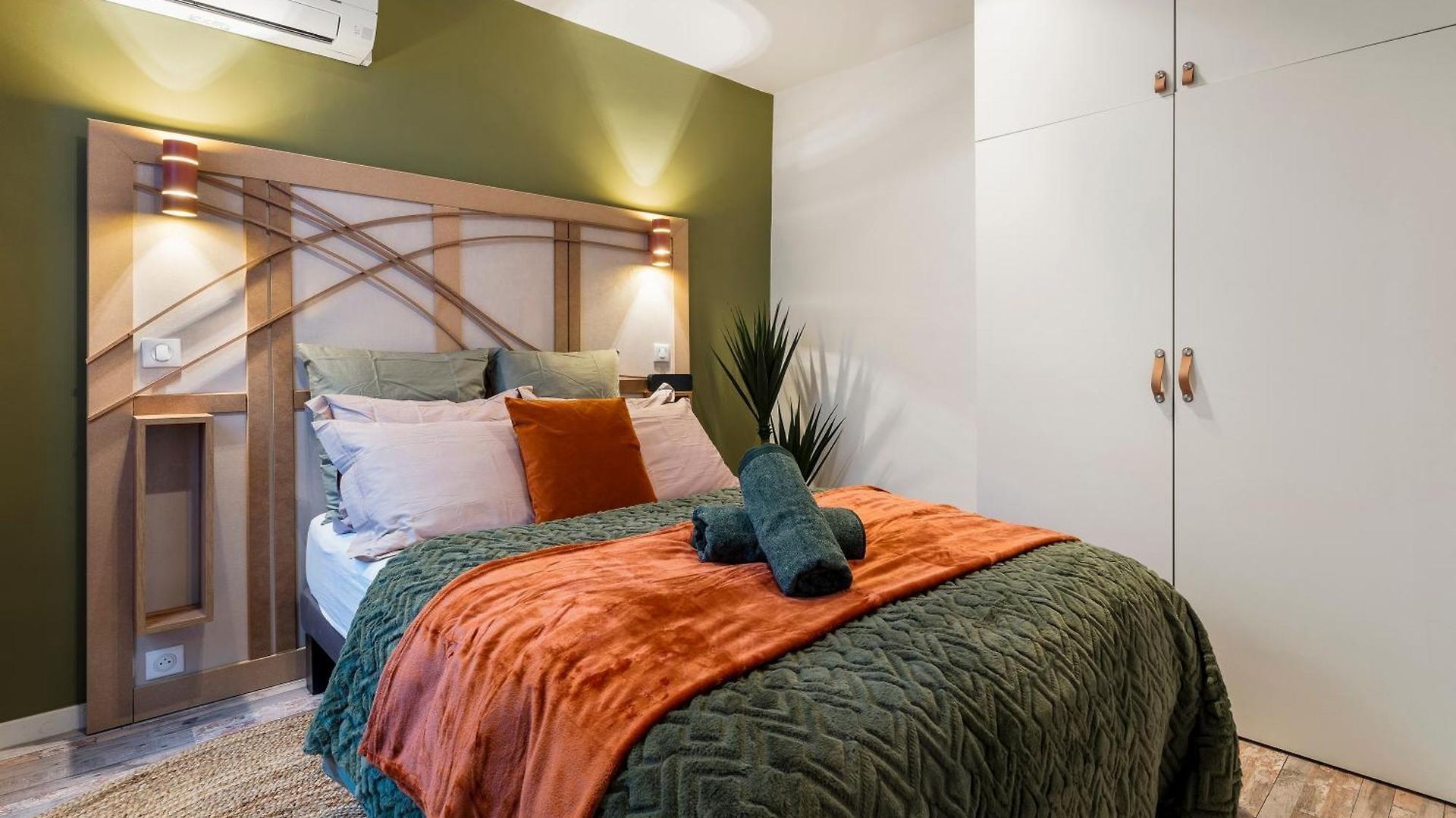 Renting - 9b Massena - Chic Escape In The Heart Of Comfort & Charm ! Apartment Nice