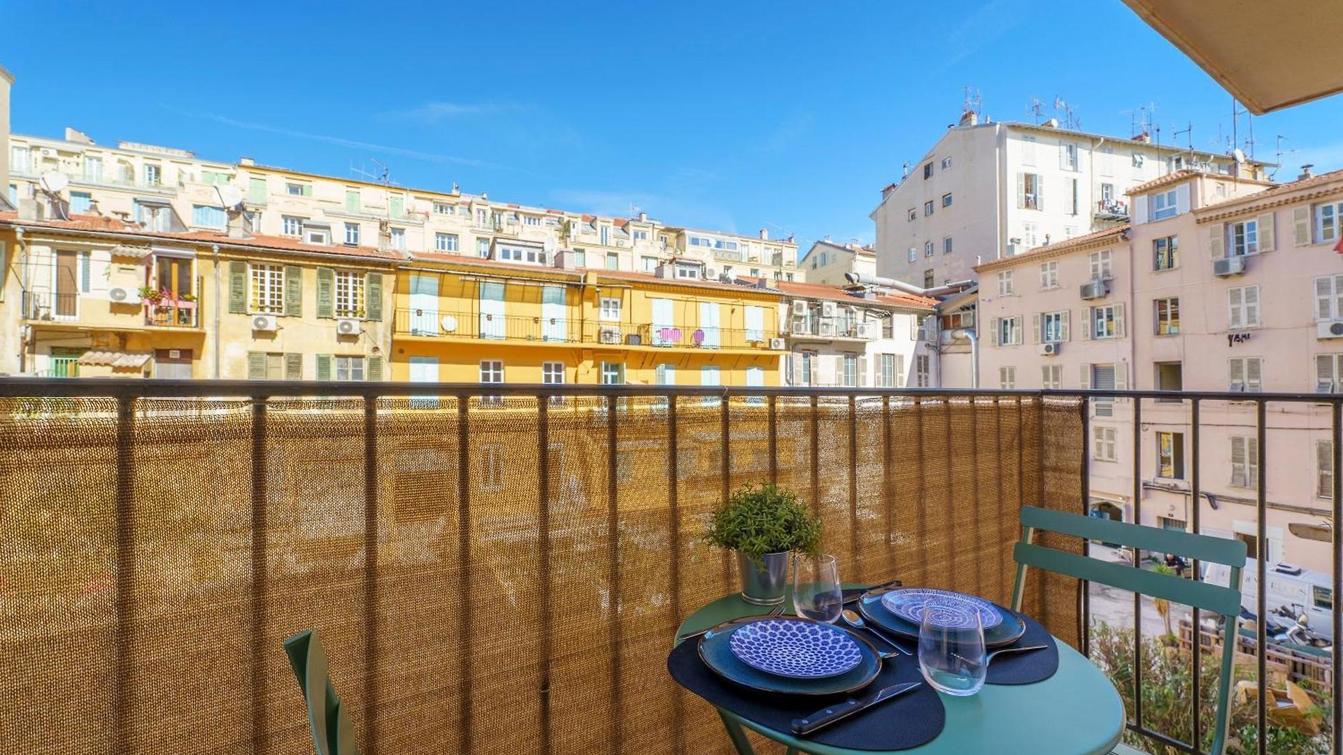 Renting - 9b Massena - Chic Escape In The Heart Of Comfort & Charm ! Apartment