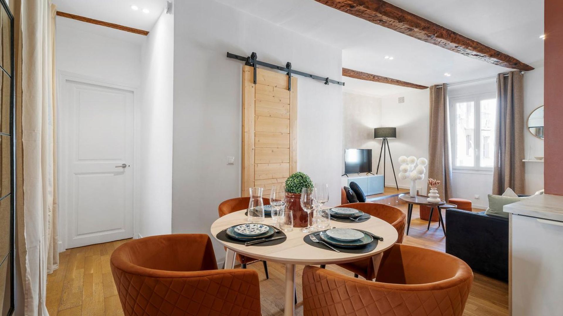 Renting - 9b Massena - Chic Escape In The Heart Of Comfort & Charm !